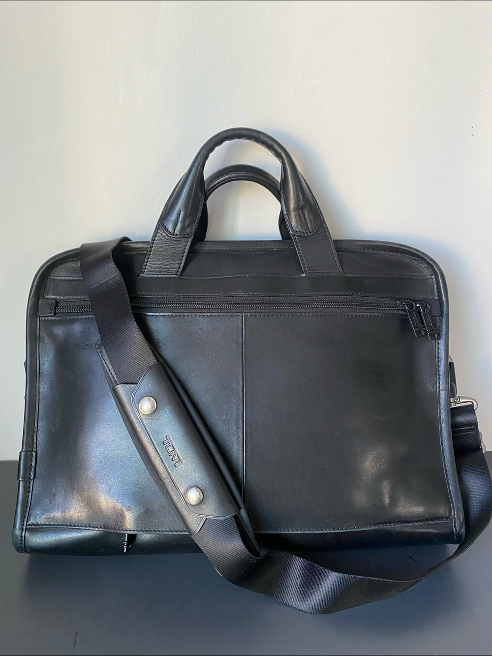Tumi Alpha Slim Black Leather Portfolio Briefcase 17” Laptop Strap Pockets Sleek